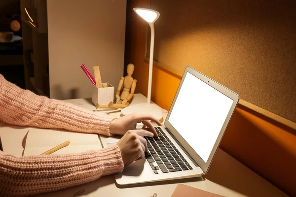 Mulher Usando Laptop Casa Tarde Noite Close — Fotografia de Stock