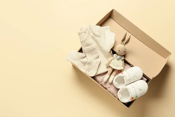 Коробка Детской Одеждой Игрушками Обувью Цветном Фоне — стоковое фото