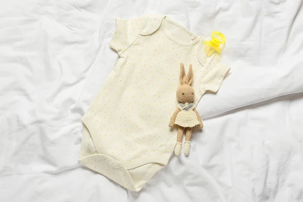 Baby Bodysuit Toy Pacifier Bed — Stock fotografie