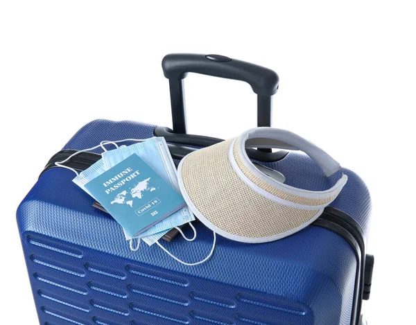 Pakowana Walizka Paszportem Odpornościowym Maskami Medycznymi Osłoną Białym Tle — Zdjęcie stockowe