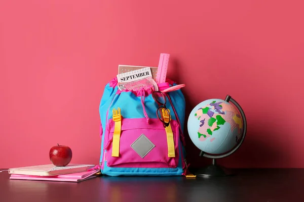 Schulrucksack Und Schreibwaren Auf Farbigem Hintergrund — Stockfoto