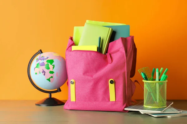 Schulrucksack Und Schreibwaren Auf Farbigem Hintergrund — Stockfoto