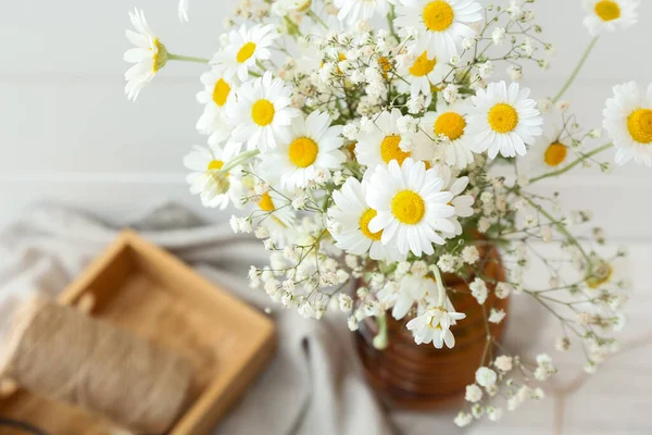 Μπουκέτο Όμορφα Λουλούδια Χαμομηλιού Στο Φως Φόντο Closeup — Φωτογραφία Αρχείου