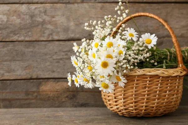 Panier Avec Belles Fleurs Camomille Sur Fond Bois — Photo