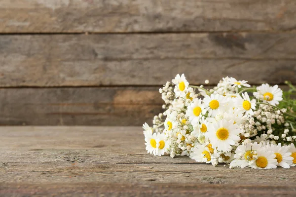 Bouquet Belles Fleurs Camomille Sur Fond Bois — Photo