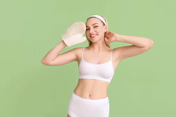 Hermosa Mujer Joven Con Manopla Masaje Sobre Fondo Color —  Fotos de Stock