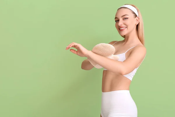 Hermosa Mujer Joven Con Manopla Masaje Sobre Fondo Color — Foto de Stock