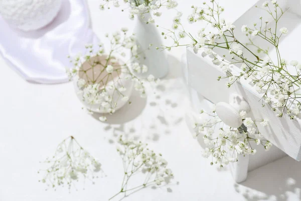 Caixas Madeira Com Belas Flores Gypsophila Mesa Luz Close — Fotografia de Stock