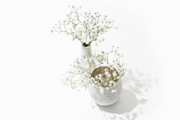 テーブルの上に美しいジプシーの花の花瓶 — ストック写真