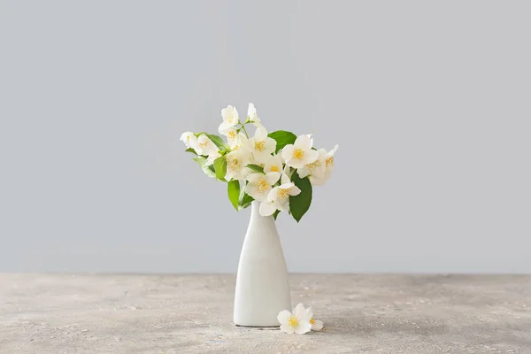 Vase Avec Belles Fleurs Jasmin Sur Fond Gris — Photo