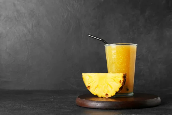 Glas Leckerer Ananas Smoothie Auf Dunklem Hintergrund — Stockfoto