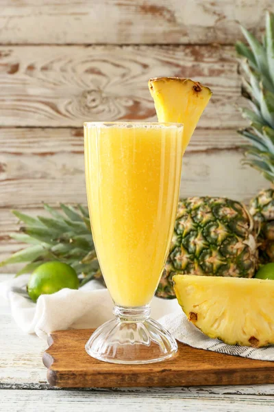 Glas Lekkere Ananas Smoothie Lichte Houten Ondergrond — Stockfoto