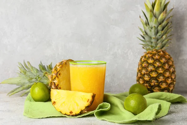 Glass Tasty Pineapple Smoothie Lime Light Background — 스톡 사진