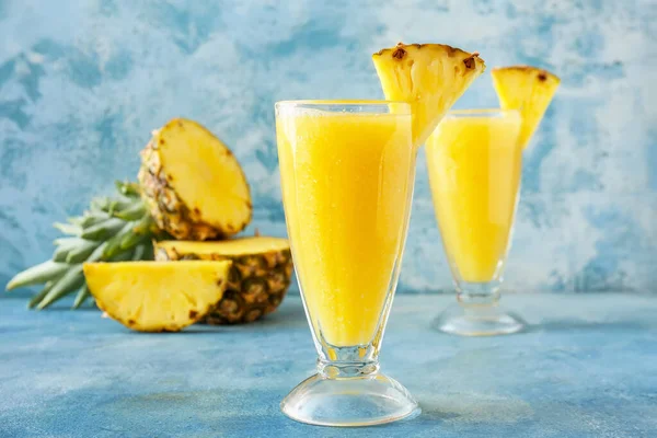 Glasses Tasty Pineapple Smoothie Color Background — Stock Photo, Image