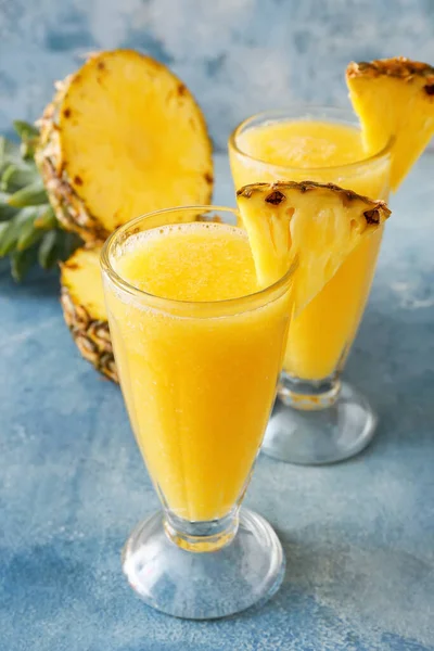 Glasses Tasty Pineapple Smoothie Color Background Closeup — Stock Photo, Image