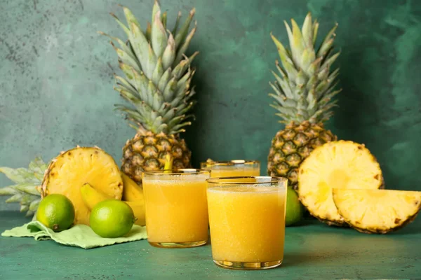 Glasses Tasty Pineapple Smoothie Color Background — Stock Photo, Image