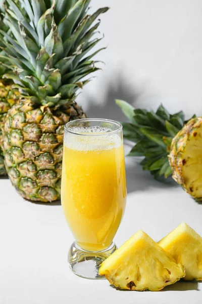 Glas Lekkere Ananas Smoothie Witte Achtergrond — Stockfoto