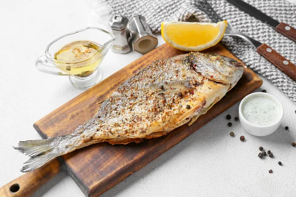 Wooden Board Fried Dorado Light Background — Stock Photo, Image