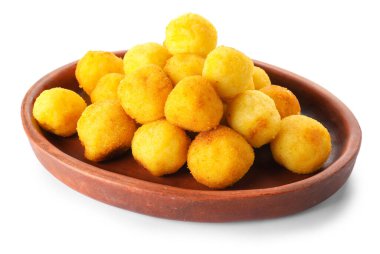 Beyaz arka planda kızarmış patates topu tabağı.