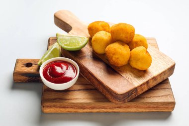 Hafif arka planda kızarmış patates topları olan tahtalar