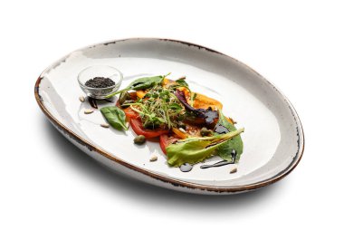 Beyaz arka planda lezzetli domates carpaccio tabağı.