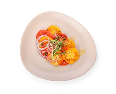 Beyaz arka planda lezzetli domates carpaccio tabağı.