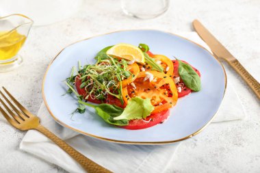 Açık arkaplanda lezzetli domates carpaccio tabağı.