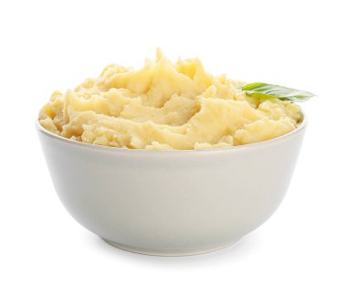 Beyaz zemin üzerine lezzetli patates püresi ile kase