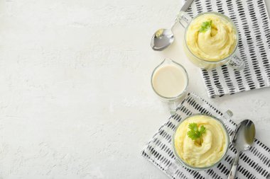 Hafif arka planda lezzetli patates püresi ile kompozisyon