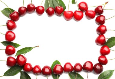 Beyaz arka planda lezzetli olgun kirazlardan yapılmış çerçeve