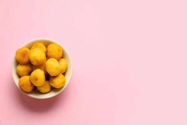 Bol Avec Des Boules Pommes Terre Frites Sur Fond Couleur — Photo