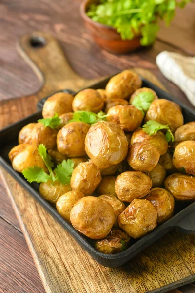 Piatto Con Gustosa Patata Forno Sfondo Legno — Foto Stock