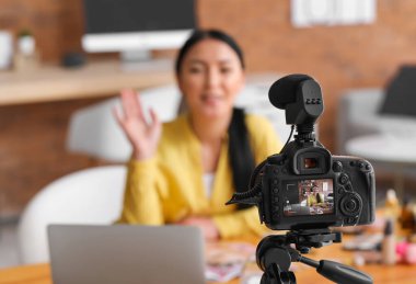 Asyalı güzellik blogcusu evde video kaydediyor