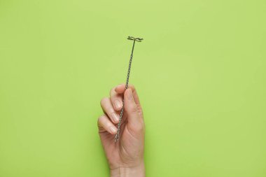 Renk arkaplanı üzerindeki konuşma düzeltmesi için kadın el ve logopedik aracı