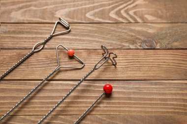 Ahşap arkaplanda konuşma düzeltmesi için logopedik araçlar