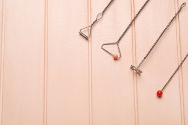 Renkli ahşap arkaplanda konuşma düzeltmesi için logopedik araçlar