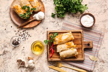 Arkaplanda lezzetli lahana sarmaları olan tahta.