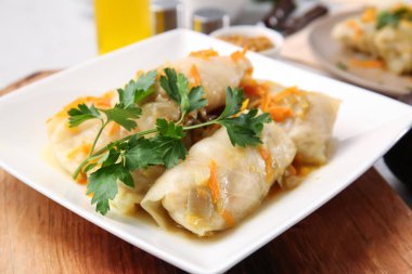 Lezzetli lahana dürümlü tabak.