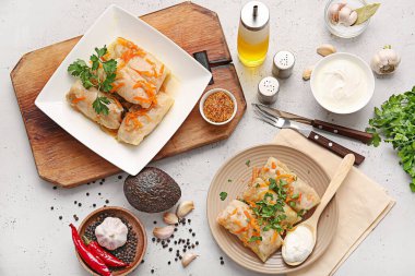 Hafif arka planda içi doldurulmuş lahana dürümlü tabaklar.