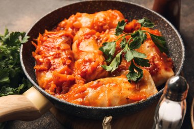 Koyu arkaplanda lezzetli lahana sarmalarıyla kızartma tavası.