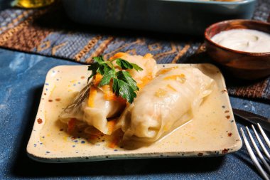 Renkli arka planda lezzetli lahana dürümlü tabak.