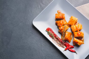 Koyu arkaplanda lezzetli lahana ruloları olan tabak.