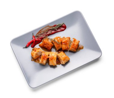 Beyaz arka planda lezzetli lahana sarmaları olan tabaklar.