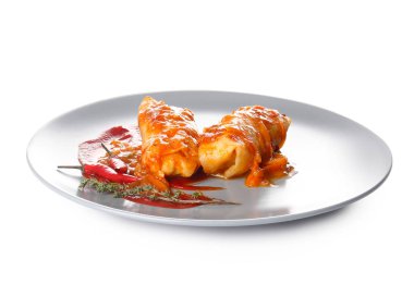 Beyaz arka planda lezzetli lahana sarmaları olan tabaklar.