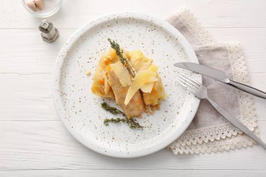 Hafif ahşap arka planda içi doldurulmuş lahana ruloları olan bir tabak.