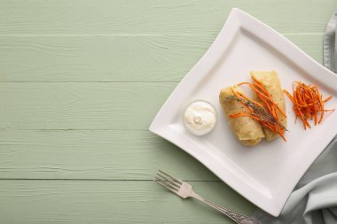 Renkli ahşap arka planda lezzetli lahana rulosu tabağı.