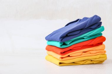 Hafif arka planda bebek kıyafetleri yığını