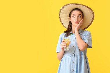 Taze limonatalı düşünceli bir genç kadın.