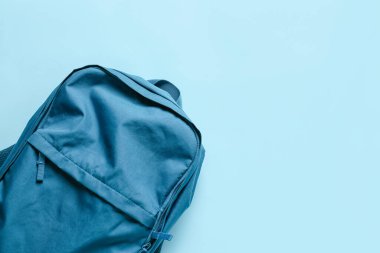 Renkli arkaplana sahip okul çantası