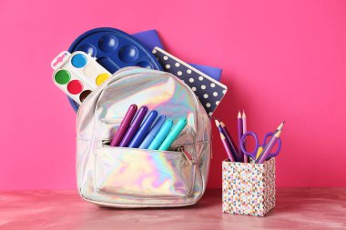 Okul çantası ve renk arkaplanı kırtasiyesi